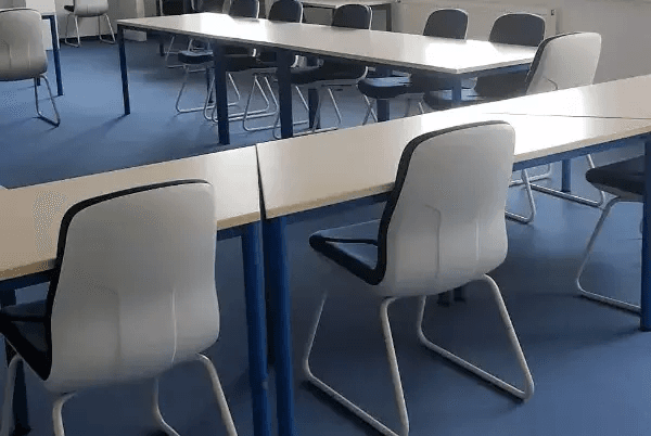 Büroauflösung in Wien – Büro mit Schreibtischen und Bürostühlen